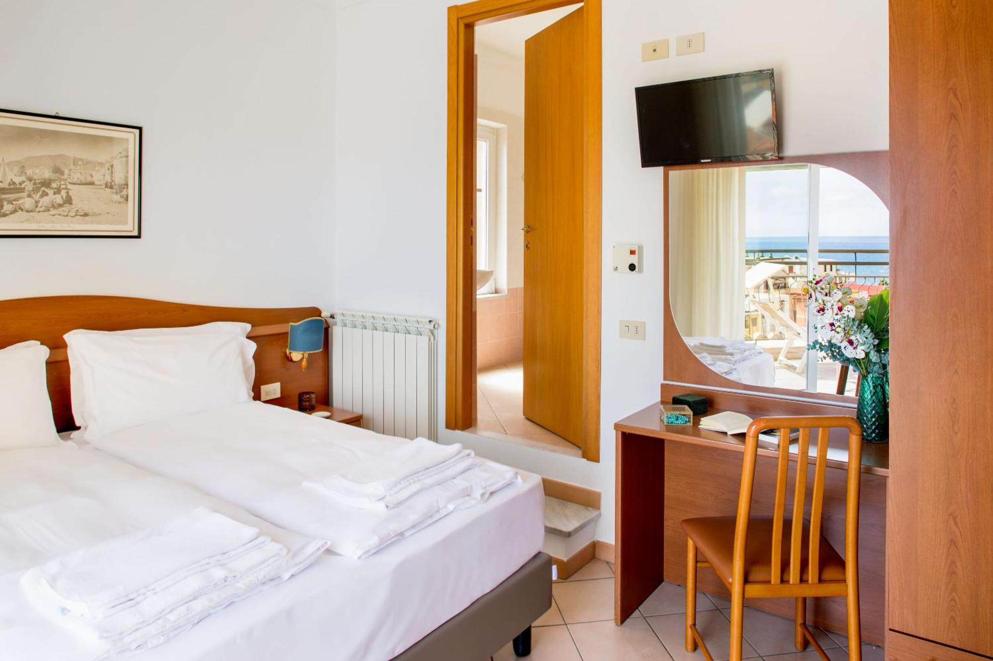 Hotel Tritone Laigueglia Eksteriør billede