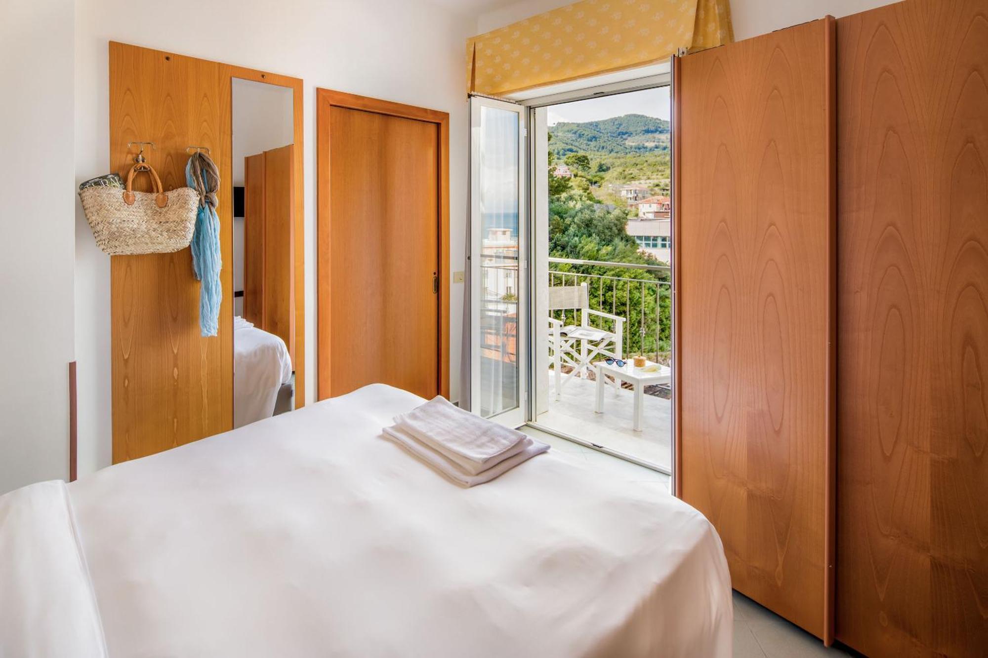 Hotel Tritone Laigueglia Eksteriør billede