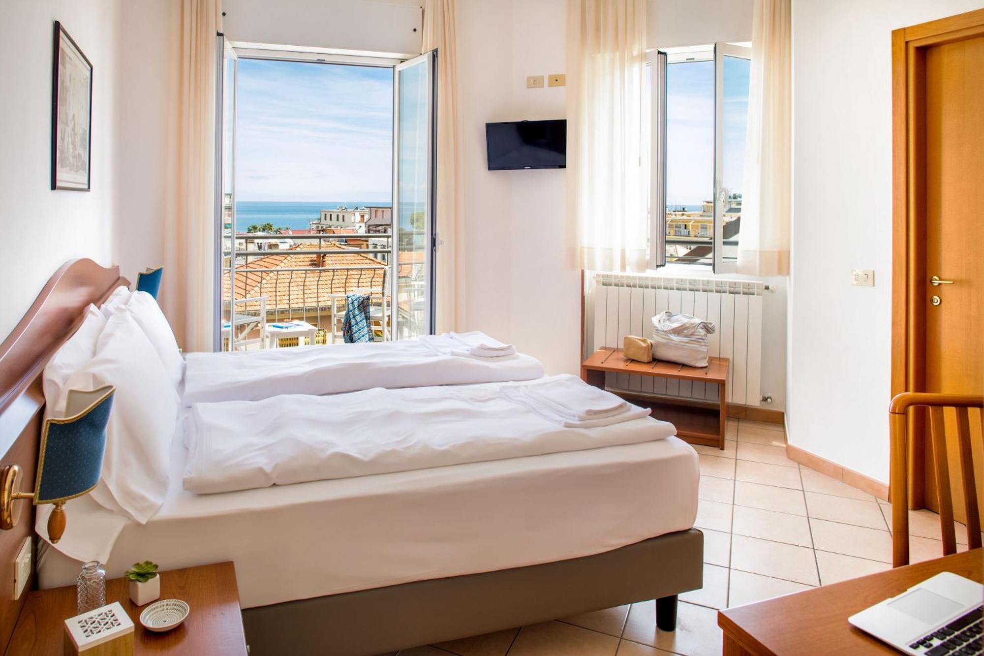 Hotel Tritone Laigueglia Eksteriør billede