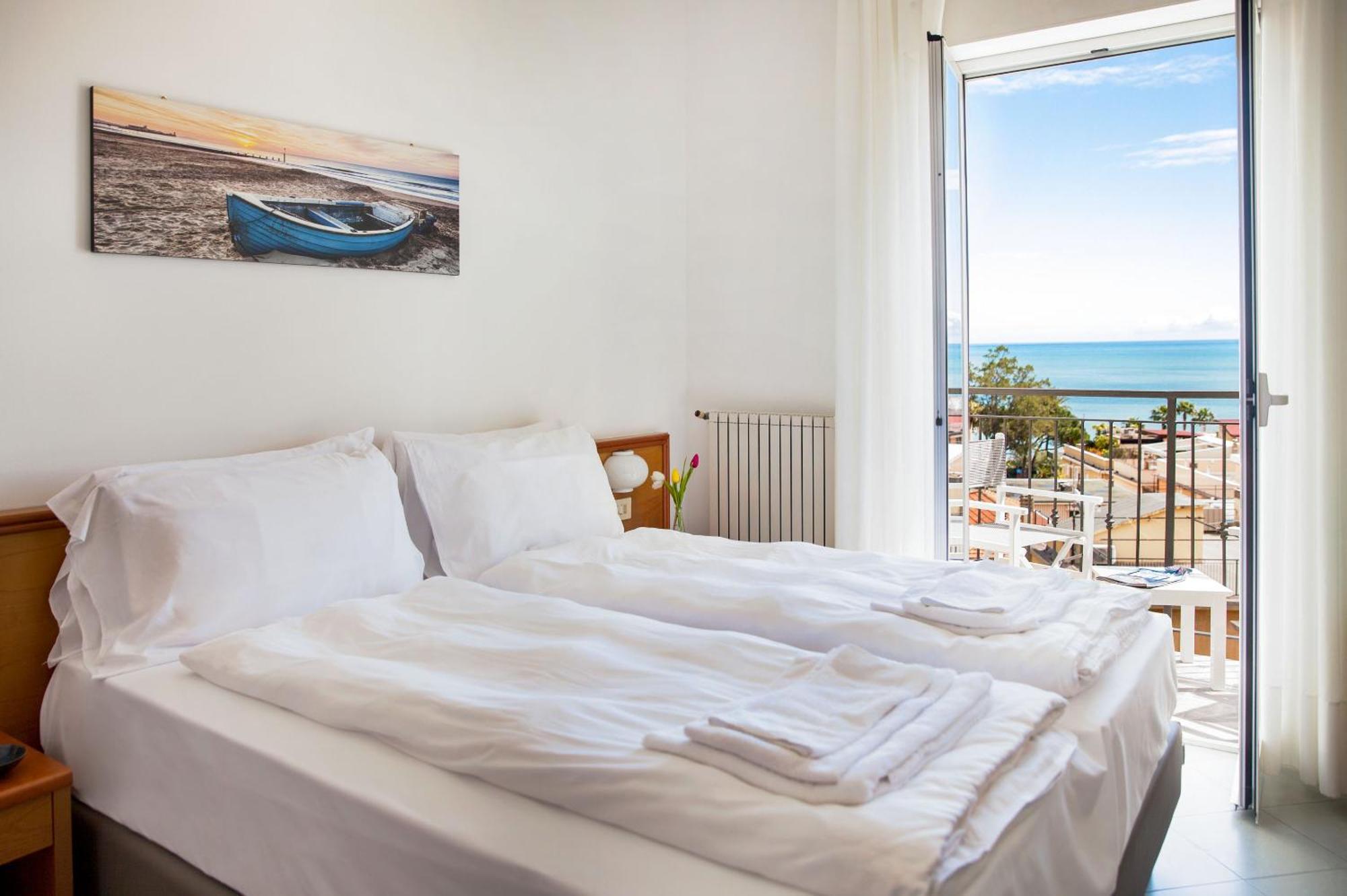 Hotel Tritone Laigueglia Eksteriør billede
