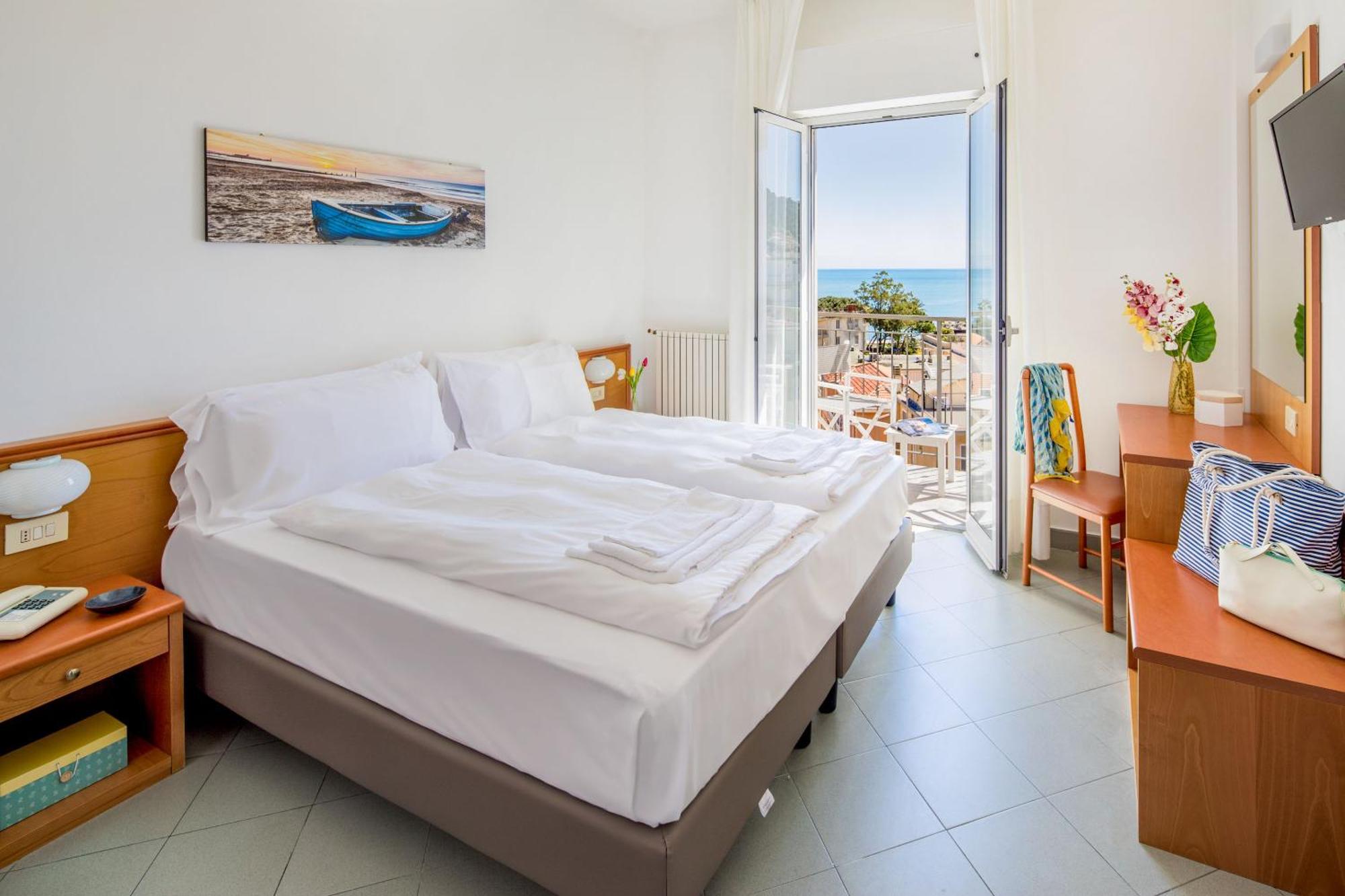 Hotel Tritone Laigueglia Eksteriør billede