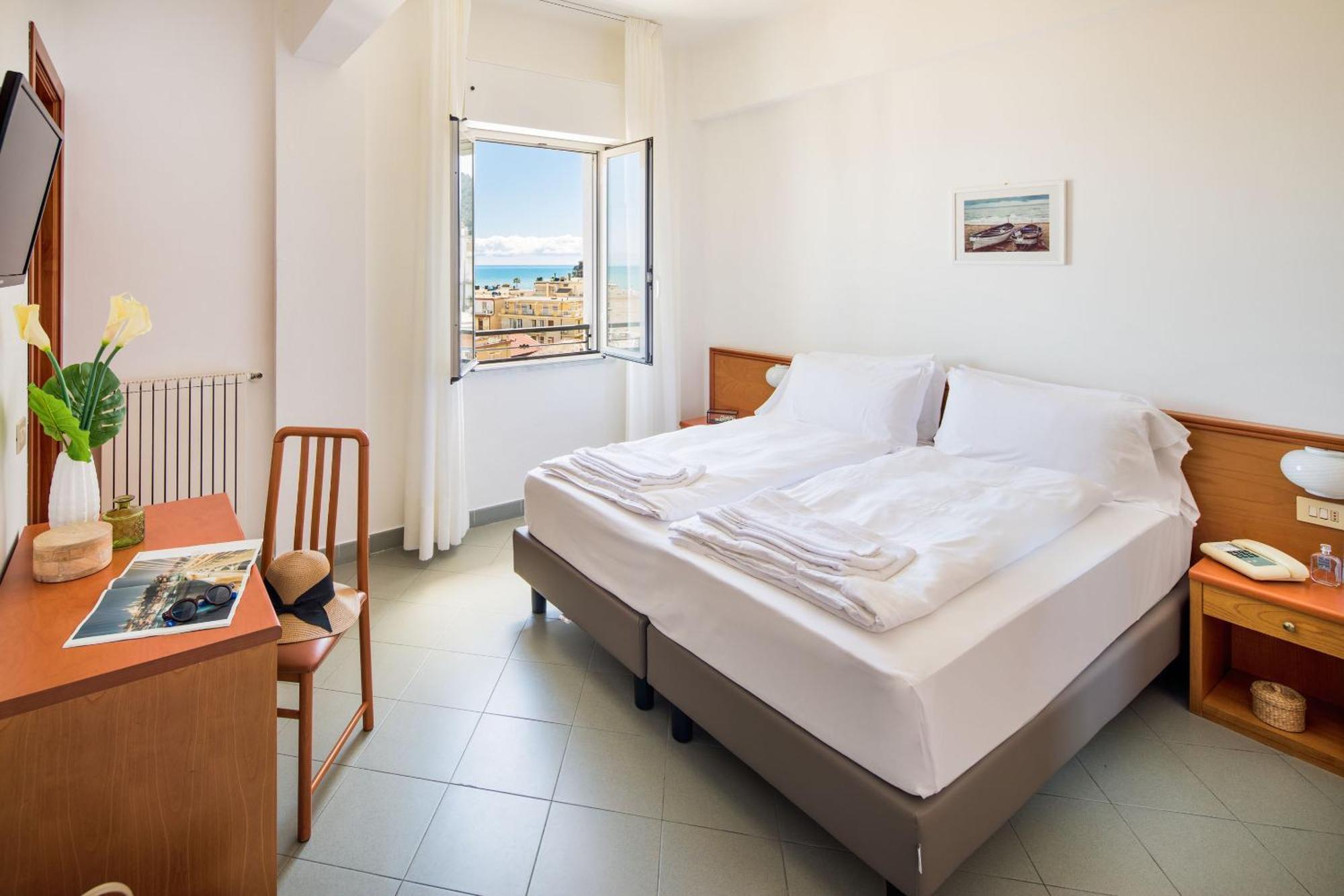 Hotel Tritone Laigueglia Eksteriør billede